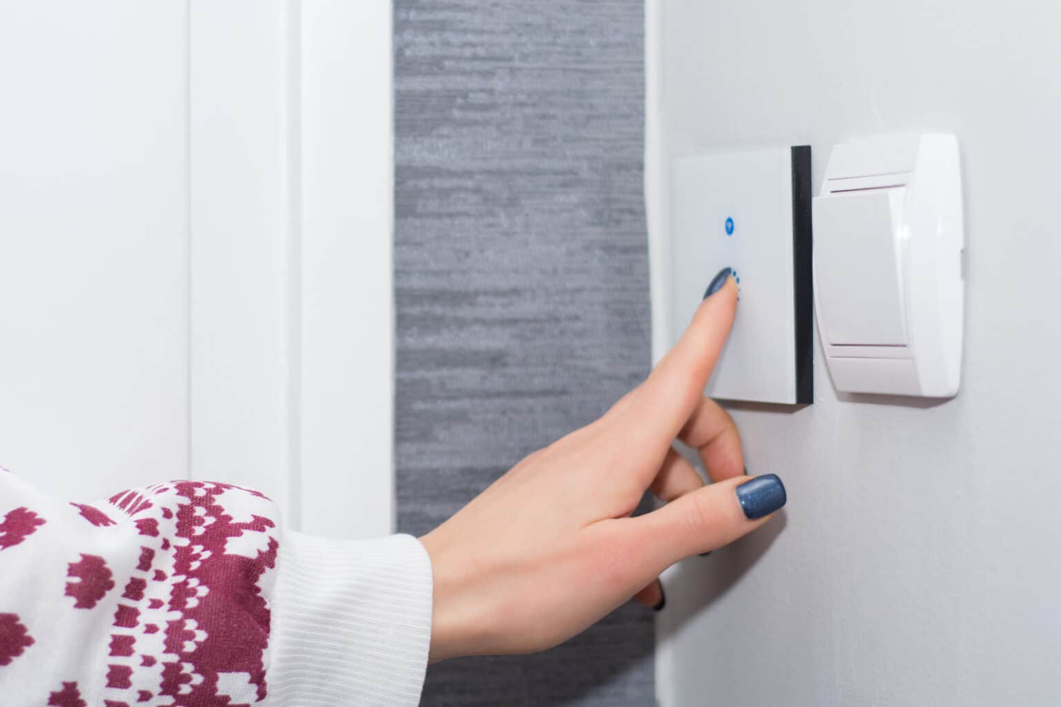 Smart Bulbs vs. Smart Switches What's the Difference?